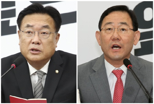 정진석(왼쪽) 국민의힘 비상대책위원장과 주호영 국민의힘 원내대표. <연합뉴스>